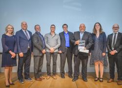 L’équipe ayant permis la mise en place du réseau de récupération de chaleur du Centre intégré de santé et de services sociaux des Îles : Sonia Bélanger, Claude Cyr, Francis Simard, Alain Cormier, Guillaume Cavanagh, Carl Leblanc, Sophie Doucet, Reno Bernier. Photo : Ministère de la Santé et des Services sociaux