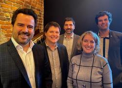 De gauche à droite : Louis Tremblay (responsable de projet, pratiques d’affaires numériques, Ville de Québec), Jean Lemay (directeur, Division ingénierie et soutien technique, Ville de Québec), Franck Murat (directeur expertise, BIM One), Annie Blackburn (directrice, Division des grands projets de construction, des bâtiments et des parcs, Ville de Québec), Jean-François Lapointe (vice-président services-conseils, BIM One). Crédit : BIM One.