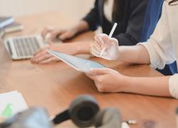Annoncées le 3 février, ces séances ont pour objectif d’améliorer la collaboration entre les différents professionnels œuvrant dans l’industrie de la construction et les propriétaires de bâtiments dans l’élaboration de plans de transition.