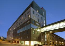 Le bâtiment issu de la quatrième phase des résidences de l’École de technologie 