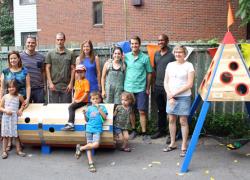 Des mobiliers en frêne dans les ruelles vertes