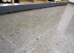 SAQ – Des bouteilles de vin dans le plancher