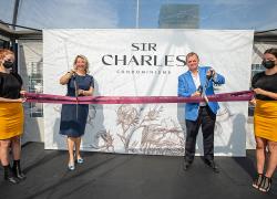 Le coup d’envoi de la construction du Sir Charles Condominiums a été donné par Sylvie Parent, mairesse de Longueuil, et Serge Goulet, président de Devimco Immobilier. Photo : Devimco Immobilier.