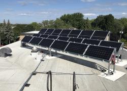 Le bâtiment de la mairie de Saint-Laurent est maintenant surmonté de 45 panneaux solaires. Photo : Arrondissement de Saint-Laurent
