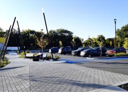 Le stationnement de l’aréna Rodrigue-Gilbert, dans l'arrondissement de Rivière-des-Prairies–Pointe-aux-Trembles, qui a reçu l'Attestation Stationnement écoresponsable en 2018. Photo : CRE-Montréal