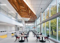 Le Technopôle de réadaptation pédiatrique du CHU Sainte-Justine loge dans un bâtiment lumineux maintenant certifié LEED v4.  Photo : Stéphane Brügger