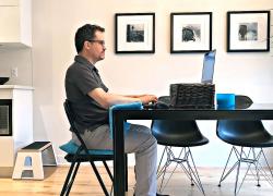 Il est possible d’éviter ou d’atténuer les inconforts liés au télétravail improvisé en appliquant des solutions ergonomiques de fortune. Photo : courtoisie I Vincent Ergonomie