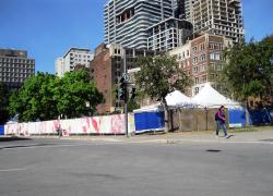 L’arrondissement montréalais de Ville-Marie a récemment lancé un concours d’architecture de paysage pluridisciplinaire en vue du verdissement du terrain no 066, situé au nord de la place des Festivals. Crédit : Arrondissement de Ville-Marie