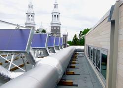 Des thermopompes assistées par l’énergie solaire. Photo: Martin Roy et associés