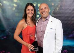 Jésabel Girard, directrice - Affaires internes chez TST, et Benoit Beauchamp, président-directeur général, lors du gala Stellar. Photo : Sylvain Fortier, Clair Obscur Multimédia 