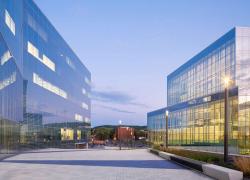 Inauguré à l’automne 2019, le Complexe des sciences du campus MIL a été élaboré en visant une certification LEED. Crédit : Stéphane Groleau