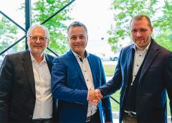 Pierre Morin, directeur général d’UNIGEC; Dominic Latour, pdg de BPA; et Patrice Bouchard, président sortant d’UNIGEC et actionnaire de BPA. Photo : BPA
