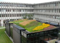 L’engagement de l’Université Laval en faveur du développement durable a été reconnu par le palmarès international Impact. Ici le Pavillon Charles-De Koninck et son agrandissement. Photo : René Bélanger, Wikimedia Commons (CC0)
