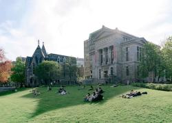 The Association for the Advancement of Sustainability in Higher Education (AASHE) a décerné, le 13 avril, un prix à l’Université McGill, à Montréal. Crédit : Louis Alson