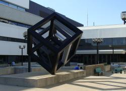 L’UQTR construira un pavillon de recherche sur les technologies vertes et durables. Sur la photo, les entrées des pavillons Albert Tessier et Léon Provancher. Crédit : Khayman, Wikimedia Commons (CC BY-SA 3.0)