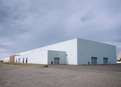 Depuis avril, des travaux d’aménagement sont en cours à l’ancienne usine Enercon, située au 300, rue du Port. Crédit : Courtoisie Groupe Rioux