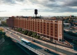 Le projet prévoit la requalification de l’entrepôt situé à Montréal en un complexe à usage mixte, qui inclurait un hôtel d’environ 120 chambres et des ateliers d’artistes. Crédit : OCPM