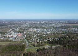 Les sommes que la Ville récoltera financeront son objectif d’avoir son territoire couvert à 30 % par des arbres. Crédit : Ville de Victoriaville