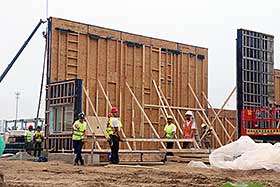 67 panneaux en
bois certifiée <i>Passivhaus</i> ont servi à bâtir les structures de la maison - Photo de TeamMTL