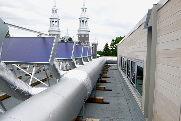 Thermopompes assistées par l’énergie solaire. Photo: Martin Roy et associés