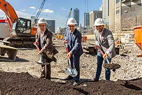 La mise en chantier officielle du projet, le 30 avril, mettait notamment en présence Roger Plamondon, président, Développement immobilier et acquisitions, de Broccolini; Robert Beaudry, conseiller du district de Saint-Jacques, responsable du développement économique et commercial, du design et de l’habitation au comité exécutif de la Ville de Montréal; et Anthony Broccolini, chef de l’exploitation de Broccolini - Photo de Mélanie Dusseault