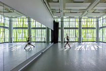 Édifice Wilder : nouvel espace danse sur fond vert - Photo : Michel Brunelle